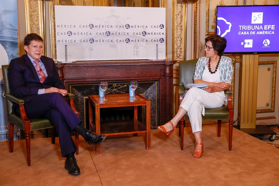 La imagen tiene un atributo ALT vacío; su nombre de archivo es Tribuna-Charo-ministro.jpg