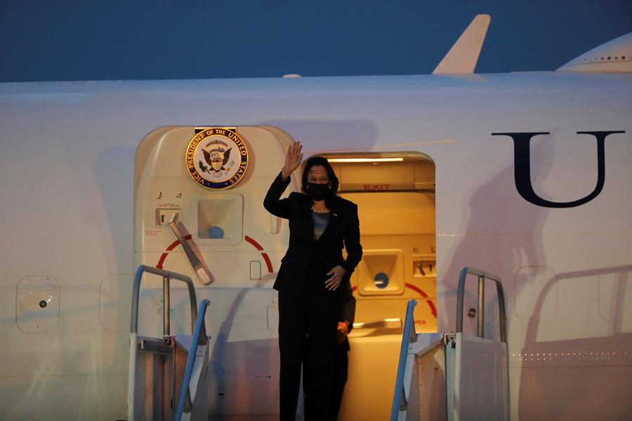La vicepresidenta de Estados Unidos, Kamala Harris, saluda desde la pista de la Fuerza Aérea Guatemalteca en Ciudad de Guatemala (Guatemala) en su primer viaje internacional con destino a Guatemala y México, donde su agenda se centró en la crisis migratoria y la lucha contra la corrupción.