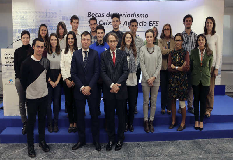 ESPAÑA COMUNICACIÓN EFE:GRA171. MADRID, 06/11/2014.- El presidente de la Agencia Efe, Jose Antonio Vera ( dcha),  El director de comunicación de la Fundación "La Caixa", Jesús N. Arroyo Gonzalez, posan con los nuevos alumnos que tendrán la oportunidad de realizar prácticas formativas en la agencia, tanto en sus sedes en España como en el extranjero, durante dieciocho meses, debido a la décima edición del programa de Becas de Periodismo "la Caixa"-Agencia EFE. EFE/ BALLESTEROS