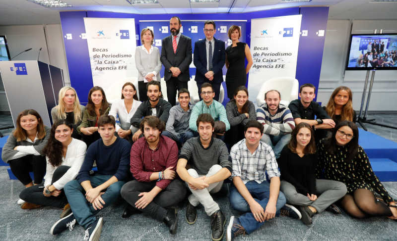 BECAS CAIXA:BECAS CAIXa: Madrid, 03/11/2016. Obra Social "La Caixa" y la Agencia Efe celebran el acto institucional de la XII Promoción de las Becas de Periodismo de las que, en esta ocasión, se benefician 18 jóvenes que recibirán formación periodística y un periodo de prácticas de 18 meses de los que la mitad transcurrirán en las delegaciones nacionales de Efe y, el resto, en la delegación extranjera que se les asigne. EFE/Angel Diaz