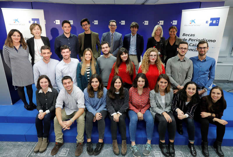 ESPAÑA COMUNICACIÓN EFE:GRAF3416. MADRID, 08/11/2017.- Dieciocho alumnos del último curso de estudios universitarios de Periodismo han comenzado a formarse durante año y medio en la Agencia EFE gracias a la decimotercera edición del programa de becas que mantiene con la Fundación Bancaria "la Caixa", que se ha inaugurado hoy. En la imagen, la directora de la Escuela de Formación de EFE, Rosario Pons (2ªi, arriba), la directora de relaciones con los medios de la Fundación Bancaria "la Caixa", Elianne Ros (2ªd, arriba), y el director de Coordinación informativa de EFE, Emilio Crespo (c, arriba), junto a los alumnos. EFE/Angel Díaz