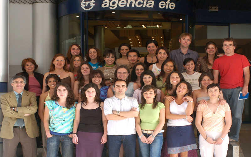 V MASTER EN PERIODISMO: Madrid, 27-5-2005. El director de Información de la Agencia EFE, 
Nemesio Rodríguez, (izq, primera fila) y la directora de la Fundación EFE, Paloma Rupérez (izq, segunda fila) posan con algunos alumnos del V Máster en Periodismo de Agencia EFE. EFE/ VÍCTOR LERENA/jgb
