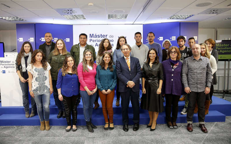 ESPAÑA COMUNICACIÓN EFE:GRA354. MADRID, 04/11/2014.- El presidente de la Agencia EFE, José Antonio Vera (c), junto a la coordinadora del programa de becas de la Fundación Carolina, Sonia Gómez (3d), y la directora académica del Máster, Yolanda Ortiz de Guinea (2ªd), de la Universidad Rey Juan Carlos (URJC), posan con los alumnos de la XV edición del Máster de Periodismo de Agencia, que imparten la Agencia EFE y la Universidad Rey Juan Carlos (URJC), durante su inauguración hoy en la sede de la Agencia, en Madrid. EFE/Chema Moya