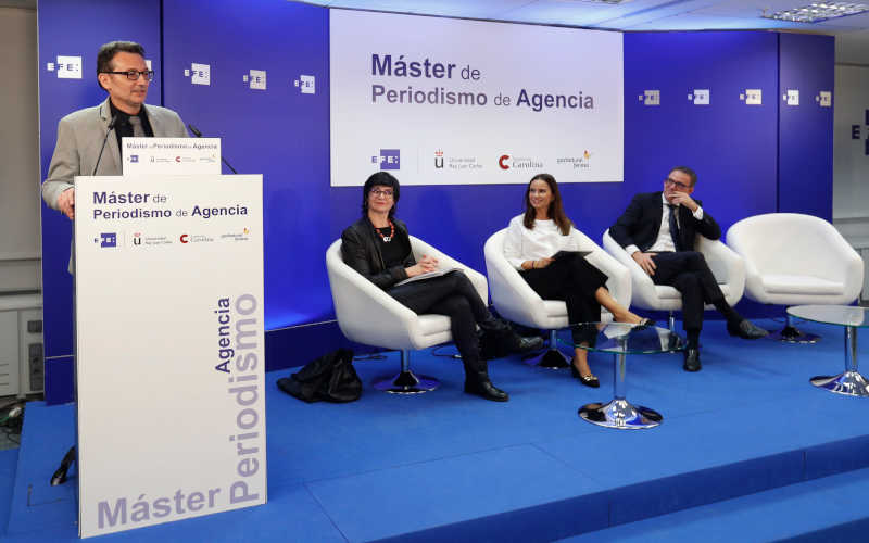 ESPAÑA COMUNICACIÓN PERIODISMO:GRA251. MADRID, 02/11/2016.- El director de Coordinación de EFE, Emilio Crespo (i), junto a Yolanda Ortiz de Guinea (sentada-3d), directora académica del Máster, Sonia Gómez Marrasé (sentada-2d), coordinadora de becas de la Fundación Carolina, y Alejandro Kowalski (sentado-d), director de Comunicación de Gas Natural Fenosa, durante su intervención hoy en la inauguración de la XVII edición del Máster de Periodismo de Agencia, impartido por la Universidad Rey Juan Carlos (URJC) y la Agencia EFE, que ha arrancado hoy para los alumnos españoles e hispanoamericanos que han elegido este curso de posgrado de uno de los medios de comunicación más importantes del mundo en su ámbito. EFE/Ballesteros