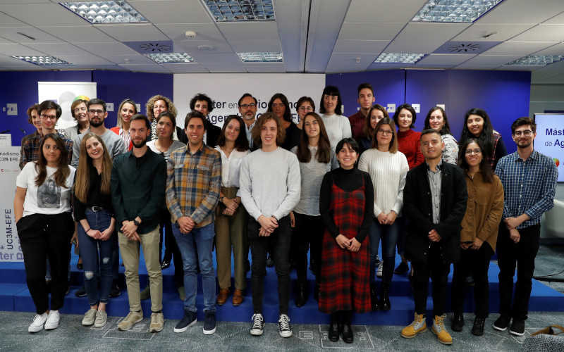 ESPAÑA COMUNICACIÓN PERIODISMO:GRAF2679. MADRID, 04/11/2019.- Fotografía de familia de los veintitrés jóvenes periodistas que comienzan el Máster en Periodismo organizado por la Agencia Efe y la Universidad Carlos III, este lunes, durante su inauguración en Madrid. EFE/ J.J.Guillén
