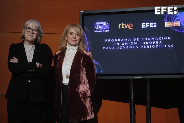 La presidenta de la Agencia EFE, Gabriela Cañas (i), y la presidenta interina de RTVE, Elena Sánchez Caballero durante la presentación del proyecto del Parlamento Europeo que EfeEscuela va a desarrollar junto al Instituto de RTVE para formar periodistas españoles en temáticas europeas. EFE/ Juan Carlos Hidalgo