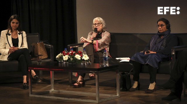La presidenta de la Agencia Efe, Gabriela Cañas (c), junto a las periodistas Megha Sharma (i) y Ranjana Kumari (d) durante la inauguración de la muestra fotográfica "Imparables" en el Instituto Cervantes de Nueva Delhi, India, este jueves. EFE/ Rajat Gupta