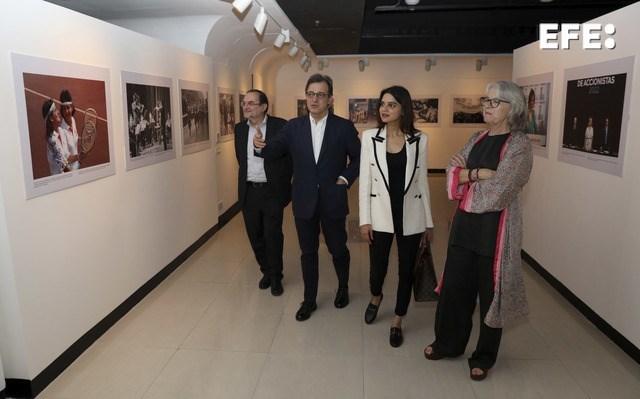 La presidenta de la Agencia Efe, Gabriela Cañas (d), junto a la periodista Megha Sharma (2d), el embajador español en la India, José María Ridao (2i) y el director del Instituto Cervantes de Nueva Delhi, Óscar Pujol (i), durante la inauguración de la muestra fotográfica "Imparables" en el Instituto Cervantes de Nueva Delhi, India, este jueves. EFE/ Rajat Gupta