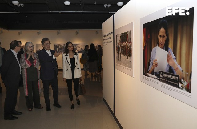 La presidenta de la Agencia Efe, Gabriela Cañas (2i), durante la inauguración de la muestra fotográfica "Imparables" en el Instituto Cervantes de Nueva Delhi, India, este jueves. EFE/ Rajat Gupta