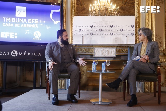 El presidente del Parlamento hondureño, Luis Redondo (i), conversa con la directora de Internacional en EFE, Charo Gasca, durante la Tribuna EFE en Casa de América celebrada en Madrid. EFE/ Juan Carlos Hidalgo