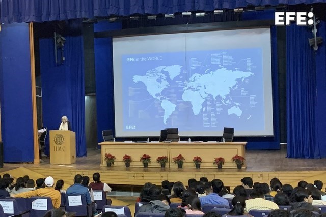 La mayor escuela de periodismo de India acoge a EFE en un acto multitudinario