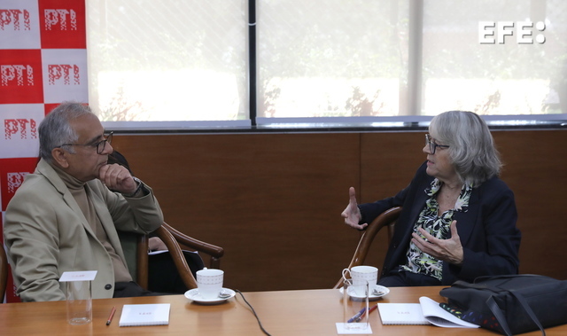 La presidenta de la agencia EFE, Gabriela Cañas (d), habla durante una entrevista con el director general y redactor jefe de Press Trust of India (PTI), Vijay Kumar Joshi (i), en el edificio de PTI en Nueva Delhi.