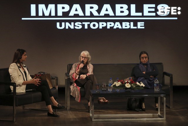 La presidenta de la Agencia Efe, Gabriela Cañas (c), junto a las periodistas Megha Sharma (i) y Ranjana Kumari (d) durante la inauguración de la muestra fotográfica "Imparables" en el Instituto Cervantes de Nueva Delhi, India, este jueves. EFE/ Rajat Gupta