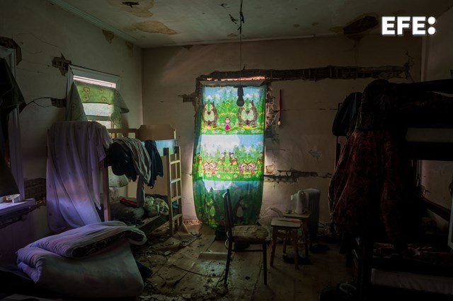 Fotografía de la ventana de una casa afectada por proyectiles, el 14 de abril de 2022, en Rozhikva (Ucrania). EFE/ Miguel Gutiérrez
