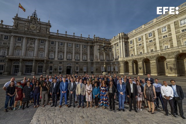 Representantes de veintitrés agencias de noticias internacionales posan para una foto de familia en la Plaza de la Armería, junto al Palacio Real de Madrid. El consorcio Minds (Media Innovation Network), en el que participan 23 agencias de Europa, América, Asia y Oceanía congrega en Madrid a directivos que durante dos días intercambian experiencias sobre aspectos informativos, comerciales y tecnológicos. EFE/JuanJo Martín