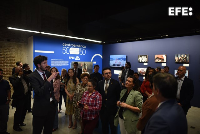 Personas asisten hoy a la inauguración de la muestra "Centroamérica, 50 años en 50 imágenes", en el Centro Cultural de España en Ciudad de Guatemala (Guatemala). La Agencia EFE inauguró este miércoles en Guatemala una exposición en la que narra a través de 50 fotografías su medio siglo de presencia en Centroamérica, 50 años en los que acercó la región al mundo relatando desde guerras civiles y desastres naturales, a su folclore y activismo social. EFE/Edwin Bercián