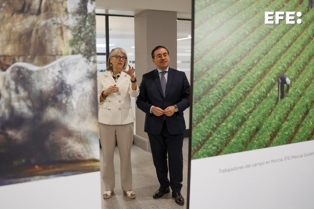 La presidenta de la Agencia EFE, Gabriela Cañas (i), habla con el ministro de Asuntos Exteriores, José Manuel Albares (i), durante la inauguración de la exposición "Ciudades de la Presidencia: Un recorrido europeo por España" este lunes en Madrid. EFE/ Mariscal