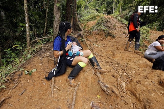 TAPÓN DEL DARIÉN (COLOMBIA), 10/10/2022.- Migrantes venezolanos suben una montaña con la intención de llegar a Panamá, el 8 de octubre de 2022 en el Tapón del Darién (Colombia). EFE/Mauricio Dueñas