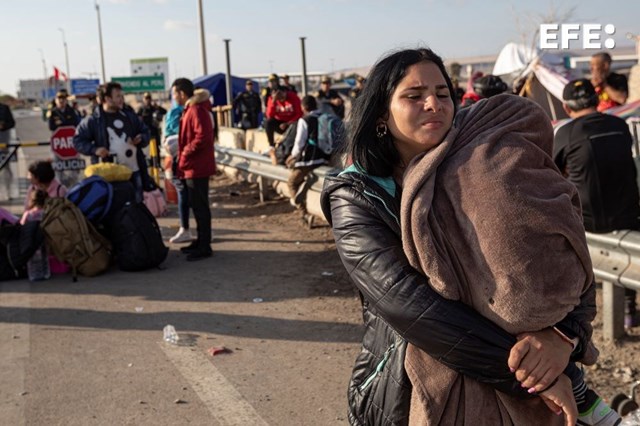 (CHILE), 14/05/2023.- Una mujer sostiene a su hijo tras no poder ingresar a Perú, el 3 de mayo de 2023, en el paso fronterizo Chacalluta, en Arica (Chile). EFE/ Lucas Aguayo Araos