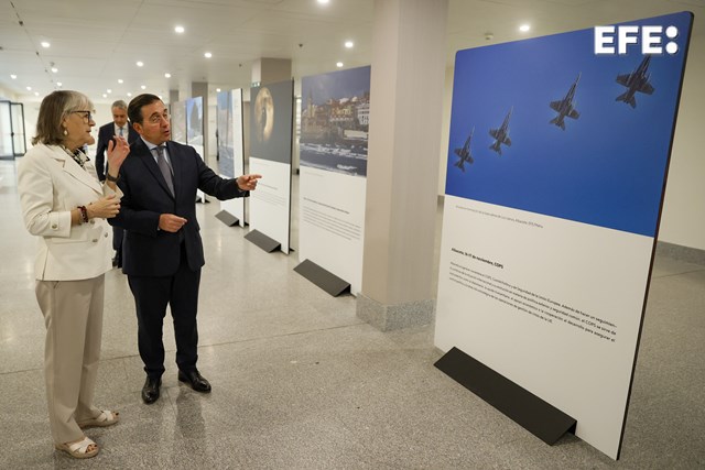La presidenta de la Agencia EFE, Gabriela Cañas (i), y el ministro de Asuntos Exteriores, Manuel Albares (d), durante la inauguración de la exposición "Ciudades de la Presidencia: Un recorrido europeo por España", este lunes, durante su inauguración en Madrid. EFE/ Mariscal