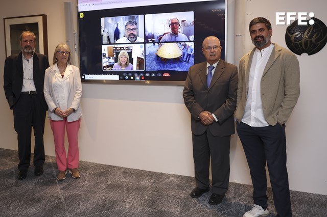 (De izq a der) El profesor experto en relaciones internacionales Felipe Sahagún; la presidenta de la Agencia EFE, Gabriela Cañas; el director general de Casa África; José Segura, y el periodista de la Cadena Ser Nicolás Castellanos posan junto a otros miembros del jurado del Premio Saliou Traoré en Madrid. La periodista del diario El País Gloria Pallarés Vinyoles ha sido galardonada este jueves con el Premio Saliou Traoré de Periodismo en español sobre África por su trabajo sobre la extracción china de minerales ilegales en el norte del Congo, publicado en ese periódico español el 1 de junio de 2002. EFE/ Ballesteros