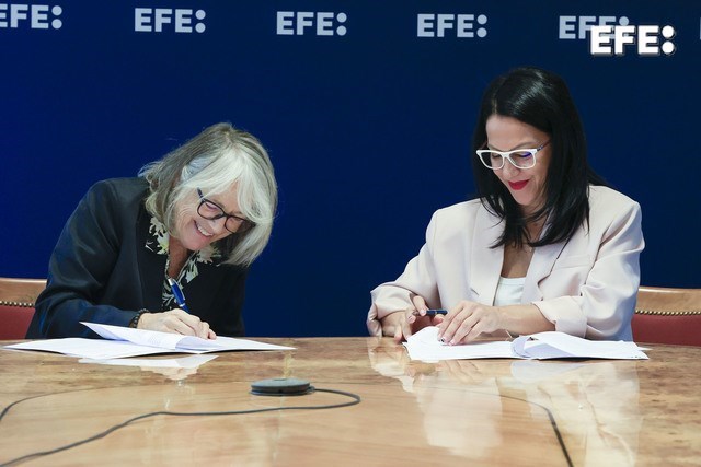 La presidenta de la Agencia EFE, Gabriela Cañas (i), y la directora general de la agencia albanesa de noticias (ATA), Valbona Zhupa, posan tras firmar este viernes un acuerdo de colaboración que prevé el intercambio mutuo de una cantidad determinada mensual de sus informaciones para uso editorial. El acuerdo, de un año de duración, establece además un intercambio de noticias de sus respectivos departamentos de inglés para uso en sus servicios informativos y publicación en sus canales de difusión. EFE/ Zipi