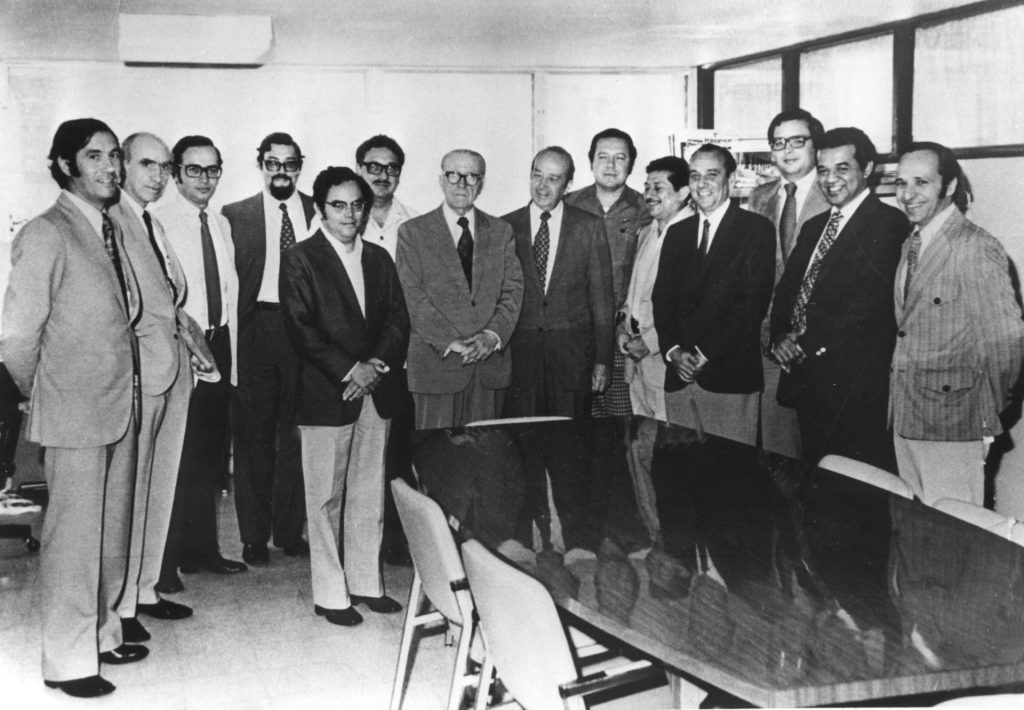 Panamá, 23-6-1973.- Inauguración oficial de la Agencia Centroamericana de Noticias (ACAN), en la sede central en el edificio "Atalaya" en la Avenida de Balboa. De izquierda a derecha: Zoilo Gutiérrez Martínez de la Vega, primer director-gerente de ACAN; José Luis García Gallego, subdirector de EFE Exterior (Madrid); Alberto García Marrder, primer redactor jefe de ACAN; Joaquín Juste Werner, primer secretario de la embajada de España en Panamá; Guido Fernández, director del diario costarricense "La Nación"; Javier Chamorro, gerente del diario nicaragüense "La Prensa"; Manuel Aznar Zubigaray, presidente de EFE; Augusto Carballo, gerente de "Teletica Canal 7", de San José; Luis Pallais Debayle, directro del diario "Novedades" de Managua; Rafael Oliverio Cano, director-gerente de "Canal 6 de Televisión" y de la emisora de radio "Estación Equis" de Nicaragua; Jaime de la Guardia, gerente de "Corporación Panameña de Radiodifusión" (Grupo Eleta); Octavio Sacasa Raskosky, gerente del "Canal 2 de Televisión", también de Nicaragua; Hermodio Icaza Sánchez, gerente general de "Editora Renovación", de Panamá (diarios Crítica, Matutino y La República); José Antonio Cardona Más, director de noticias del "Canal 4 de Televisión (Grupo Eleta). EFE
