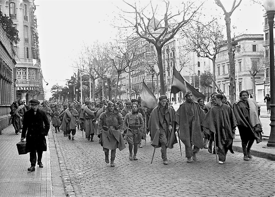 Barcelona, 26-1-1939.- Las vanguardias de los cuerpos de Ejército de Navarra y Marroquí entran en la Gran Vía Diagonal, camino del puerto, cuando aún resisten algunos grupos en barrios periféricos.EFE