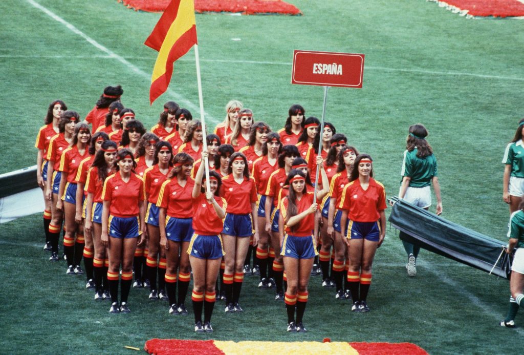 Barcelona , 13-6-1982.- Jóvenes con la camistea de la Selección nacional Española desfilan en el Estadio del Nou Camp , durante el acto inaugural del Campeonato Mundial de Futbol