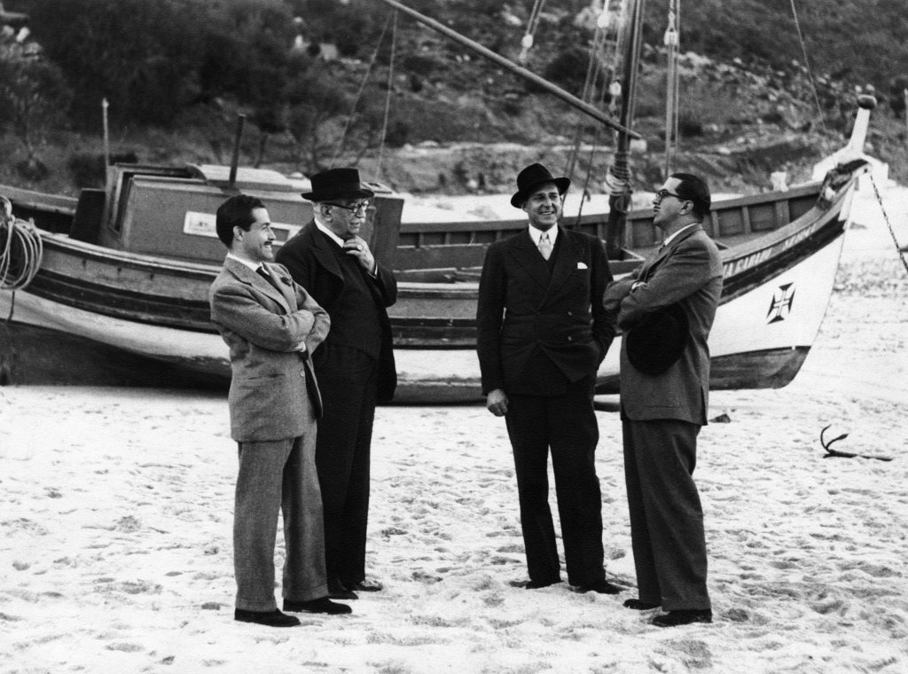 Arrábida (Portugal), 1946.- El conde de Barcelona, D. Juan de Borbón conversa con el marqués de Foronda (2ºi); el periodista de ABC, Carlos Sentís (i); y otra persona no identificada, durante una excursión al Parque Natural de Arrábida. EFE/Méndez Domínguez/nr