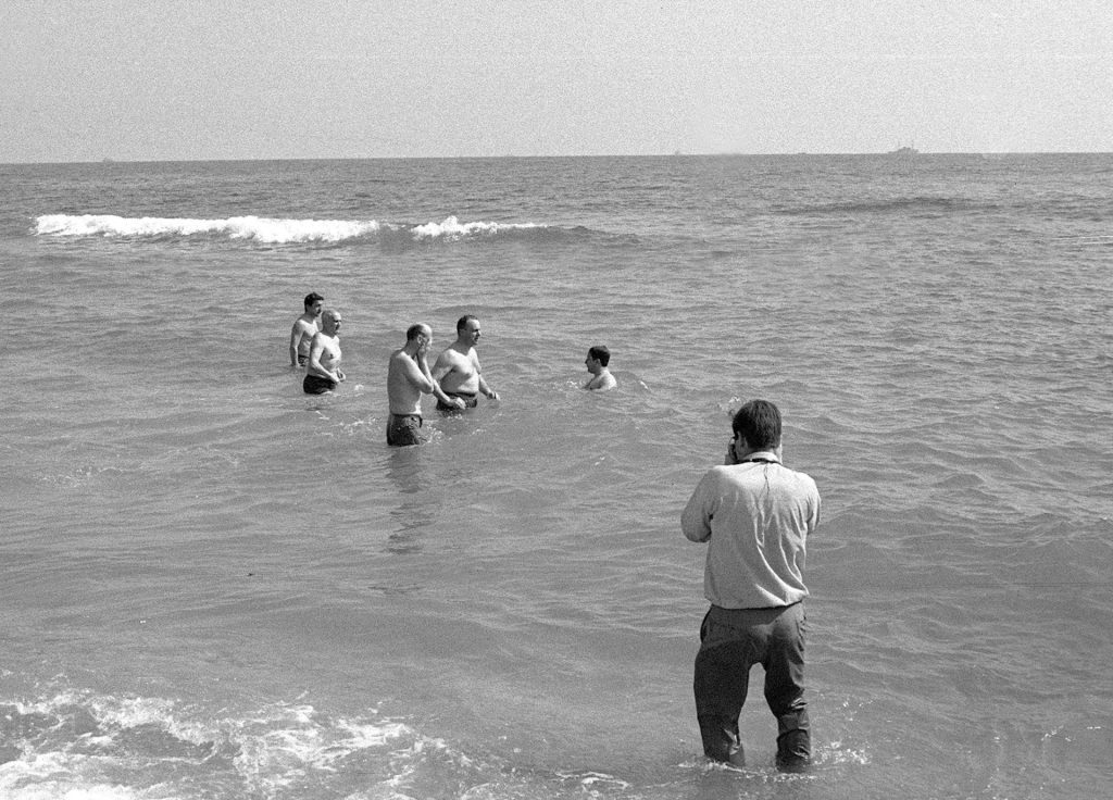 Palomares (Almería) 8-3-66.- El ministro de Información y Turismo, Manuel Fraga y el embajador de Estados Unidos en España, Angier Biddle Duke se bañan en Palomares para demostrar que no existe radioactividad cincuenta días después del accidente aéreo entre un B-52 y un avión nodriza del ejército americano, que provocó la caída de cuatro bombas en la zona. EFE/Luis Alonso/jb