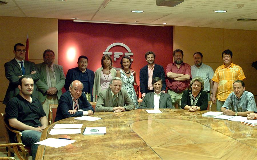 MADRID 28/06/06 : El presidente de Efe, Alex Grijelmo (3 i, primera fila), junto con miembros del Comité Intercentros y del Consejo de Redacción posa ayer, 27 de junio, en la sede central de Efe en Madrid, tras la firma del acta que incorpora al convenio laboral el Estatuto de la Redacción de la Agencia Efe, documento donde se regulan las normas éticas y profesionales que obliga a cumplir a todos los periodistas y a la dirección de Efe. El Estatuto de la Redacción de la Agencia Efe se publicará en el Boletín Oficial del Estado, como parte integrante del convenio colectivo. EFE/Angel Díaz