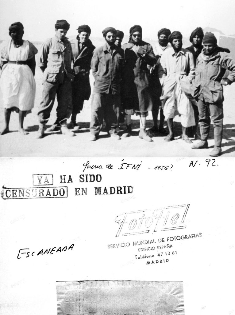 Gulimin (Marruecos), 1956.- Los atacantes de Ifni.- Anverso y reverso, con el sello de haber pasado la censura, de la foto de un grupo de soldados del llamado "Ejército de Liberación" que atacó la provincia española de Ifni. La foto está obtenida en Gulimin y fué facilitada por Sidi Hamed Zacarías, de la Zania de Sidi Solimán del territorio de Ifni. EFE/Fiel/nr