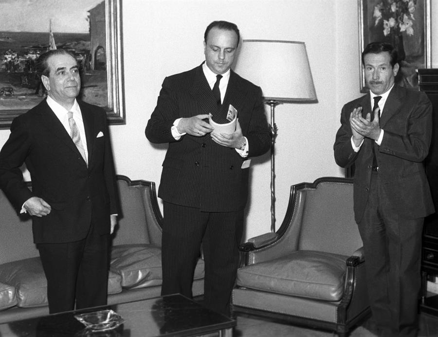 Madrid 11-6-1963.- El ministro de Información y Turismo, Manuel Fraga (c) visita la sede central de la Agencia EFE, acomapñañdo por el presidente del Consejo de Administración, Jesús Pabón (i) y el director, Carlos Sentís (d). EFE/yv.