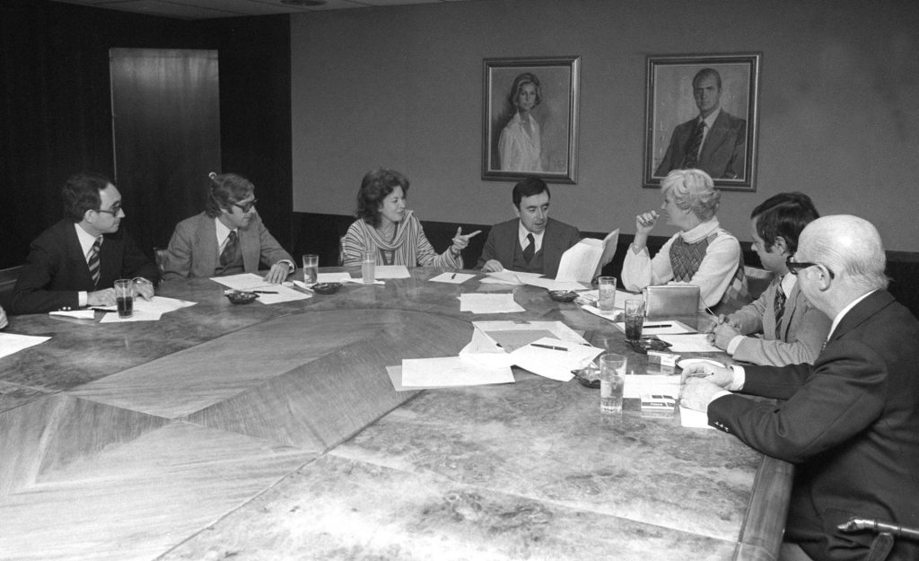 Madrid, 29-10-1978.- El jurado de los I Premios EFE de Periodismo a la Mejor Fotografía de 1977. En la foto, los miembros del jurado durante las deliberaciones, entre ellos está el presidente de la Agencia EFE, Luis María Ansón (4i). EFE/ig