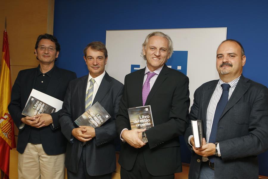 MADRID, 19/09/2011.- El presidente de EFE, Álex Grijelmo (2 dcha), junto al director general de la editorial Galaxia Gutenberg, Joan Tarrida (2 izda); el decano de la Facultad de Ciencias de la Comunicación de la Universidad Rey Juan Carlos, Antonio García (dcha), y el coordinador del libro, Emilio Crespo, durante la presentación del Libro del estilo urgente de la Agencia, el primer manual de estilo periodístico con un horizonte multimedia, ya que, además de consejos para escribir mejor los textos, incluye instrucciones para realizar mejores fotos, vídeos y audio. EFE/Juan Carlos Hidalgo