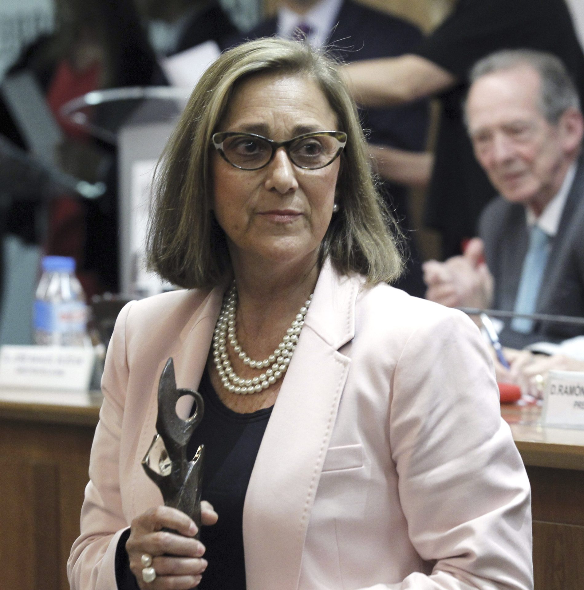 MADRID, 21/05/2014.- La directora de Redacción de la Agencia EFE, María Luisa Azpiazu, recoge uno de los Premios ACPE 2013, otorgado a la agencia española por su actividad en el ámbito de la cultura,