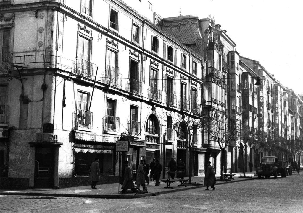  de la fachada del edificio de la calle Vitoria número 9 de Burgos (ahora nº 10), en cuyo segundo piso se instaló la primera oficina de la Agencia Efe en enero de 1939.