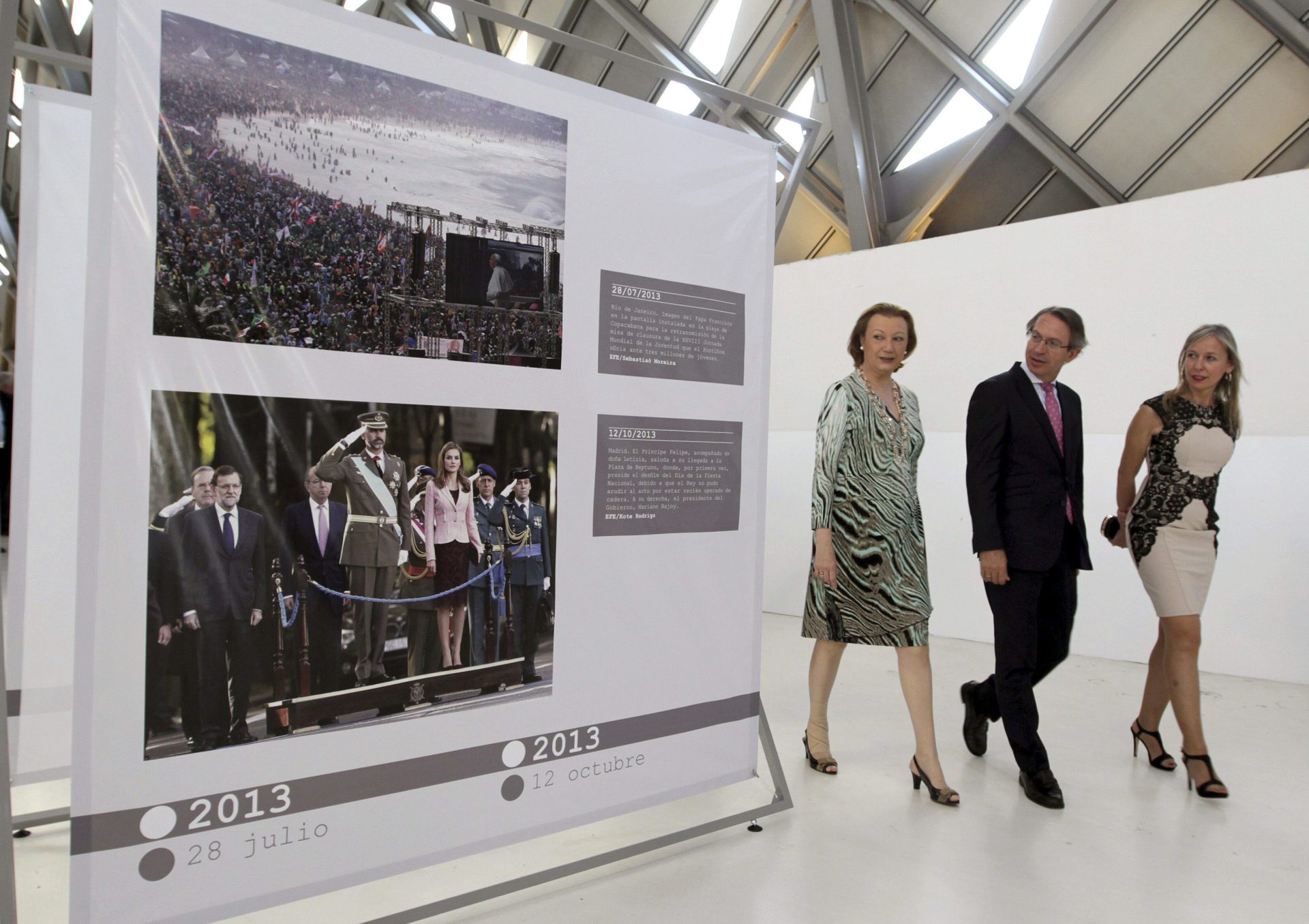 ZARAGOZA, 16/06/2014.- El presidente de la Agencia Efe, José Antonio Vera (c), la presidenta de Aragón, Luisa Fernanda Rudi (i), y la delegada de Efe en Aragón, Belén Molleda, durante la inauguración oficial de la exposición "EFE, 75 años en fotos", en el Pabellón Puente de Zaragoza, con el que la agencia celebra su 75 aniversario en Aragón. EFE/Javier Cebollada