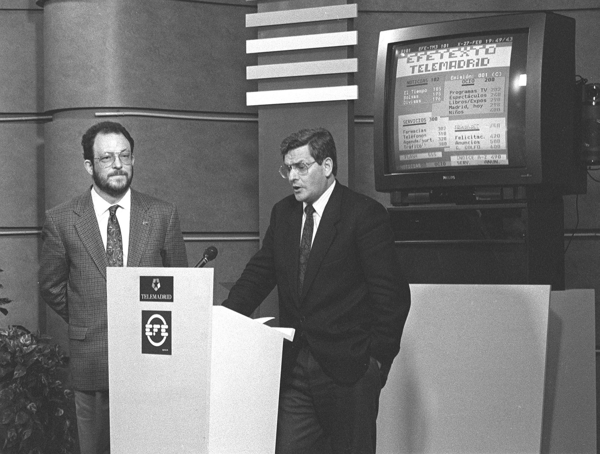 Madrid, 27-2-1991.- El director general de Radio Televisión Madrid (RTVM), José María González Sinde, y el presidente de la agencia EFE, Alfonso S. Palomares (der), presentaron hoy el inicio de las emisiones oficiales del servicio "EFETexto-Telemadrid", que comenzó en pruebas el pasado 5 de febrero. Efe/Barriopedro