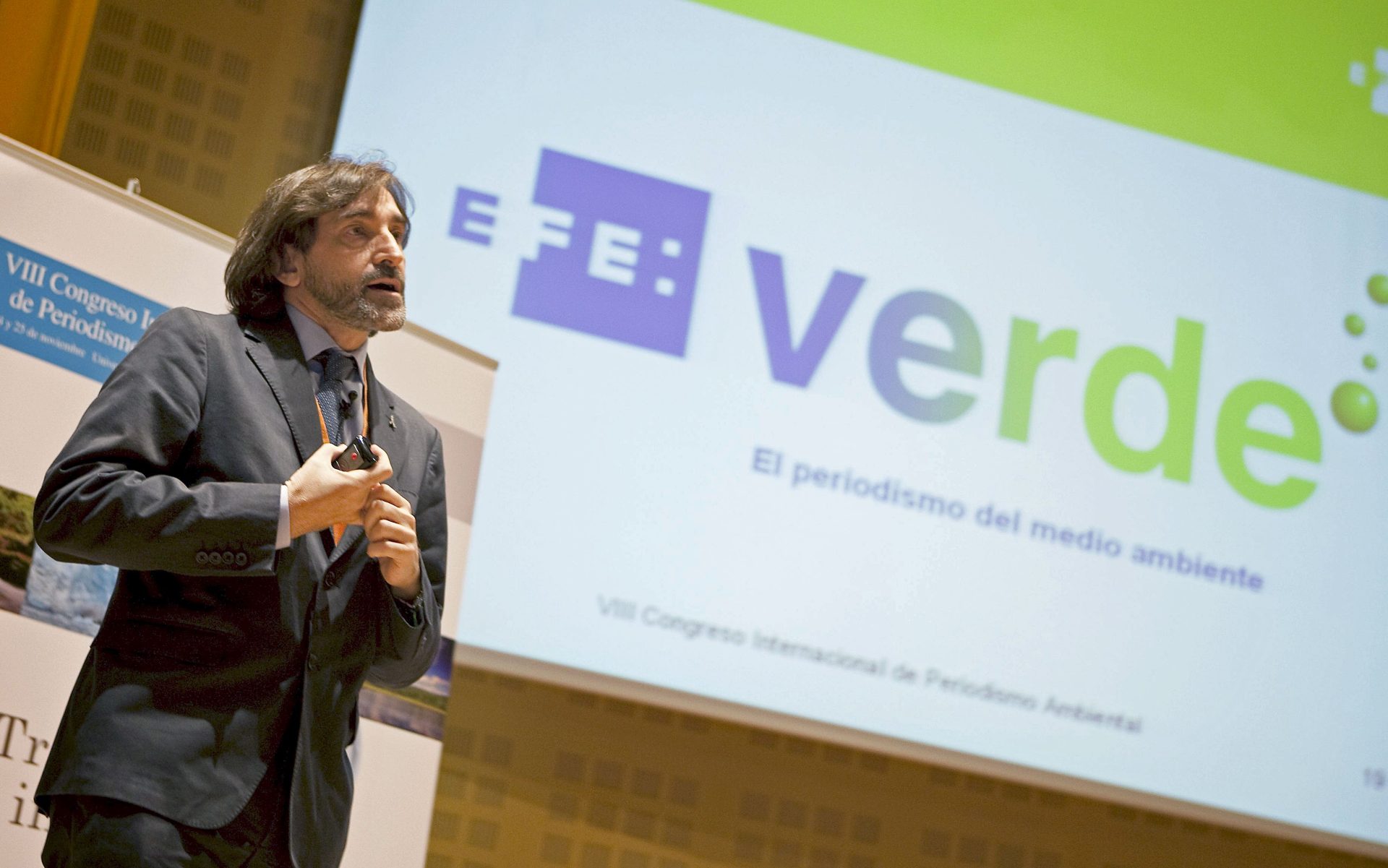 SEVILLA. 24/11/09.- El director de información de EFE Verde, Arturo Larena, durante su intervención en la presentación de EFE Verde, la plataforma global de periodismo ambiental de la Agencia EFE, un proyecto que aspira a ser referente en información medioambiental , en el VIII Congreso Internacional de Periodismo Ambiental que se celebra en la Universidad Pablo de Olavide de Sevilla. EFE/ Jose Manuel Vidal