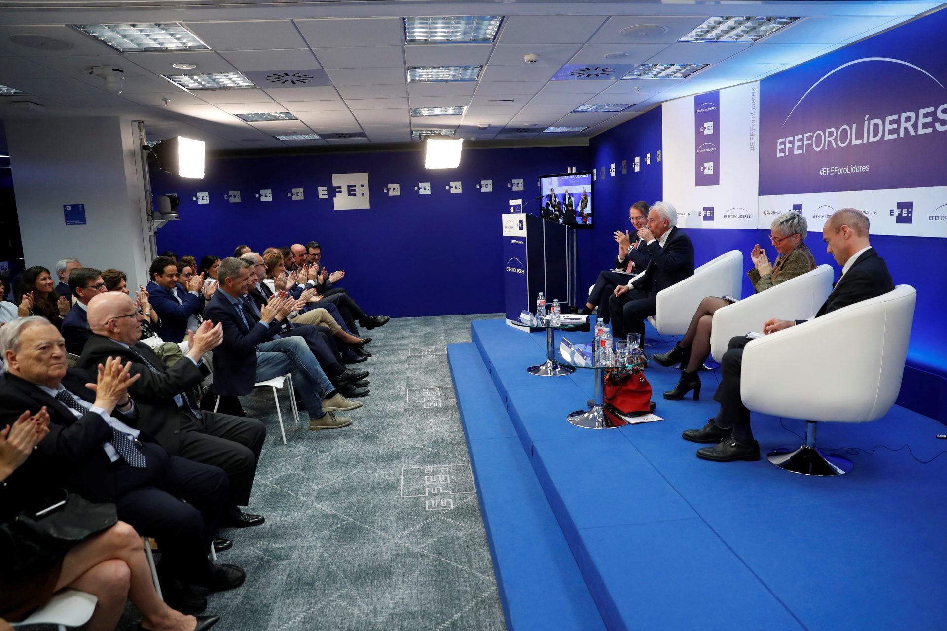 MADRID, 22/05/2018.- Albert Boadella, es aplaudido tras su intervención en el EFE Foro Líderes protagonizado por el dramaturgo, fundador de Els Joglars y "presidente de Tabarnia en el exilio", hoy en la sede de la agencia de noticias, en Madrid. EFE/Chema Moya