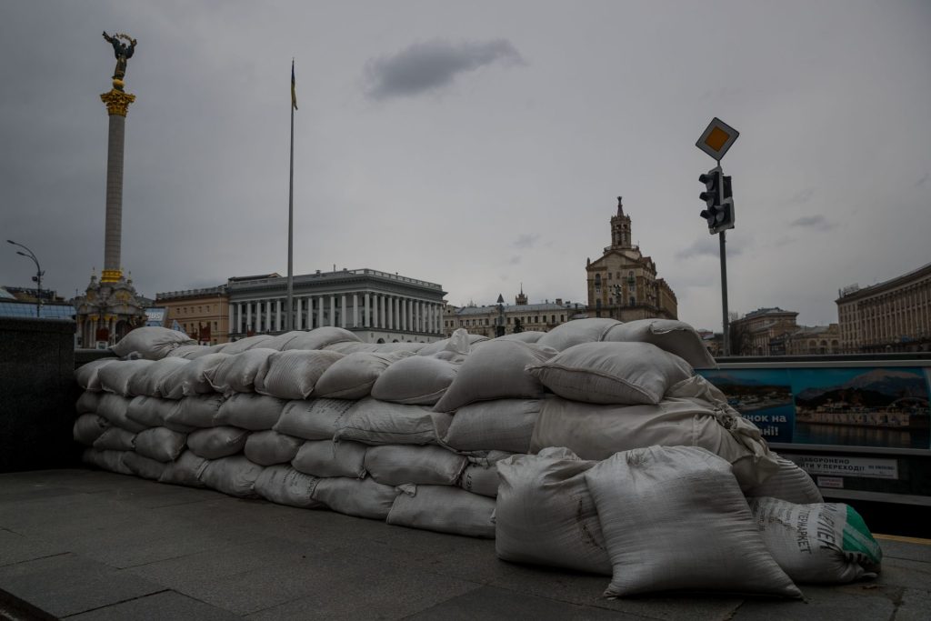  Kiev (Ucrania), 10/04/2022.- Fotografía de barricadas de arena y metal son vistas en una calle, hoy en Kiev (Ucrania). EFE/ Miguel Gutiérrez