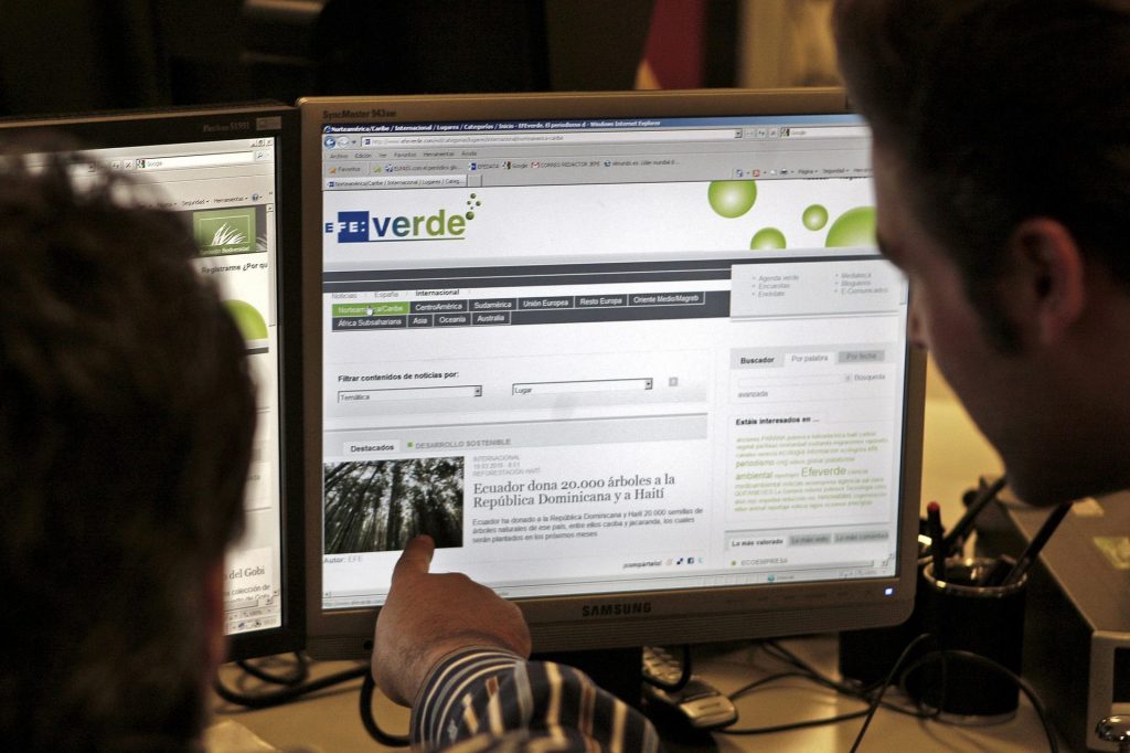 Madrid, 20/03/2010.- Dar voz a todos los protagonistas del medio ambiente es el objetivo de efeverde.com, el nuevo espacio de la Plataforma Global de Periodismo Ambiental de la Agencia EFE, que pretende convertirse en referente de la información ambiental y foro de cuantos se interesan por la actualidad más ecológica. Para conseguirlo, efeverde.com ofrece una selección de información ambiental especializada de alta calidad, jerarquizada, rigurosa, participativa, en positivo, con formato multimedia y cobertura global. EFE/Emilio Naranjo
