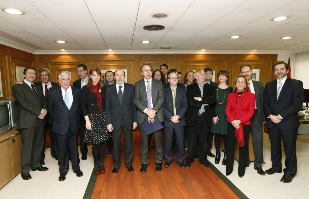 Madrid, 11/12/2012.- El secretario general del PSOE, Alfredo Pérez Rubalcaba, acompañado por el presidente de CEIM, Arturo Fernández (3i), por el presidente de la Agencia EFE, Jose Antonio Vera (c); y el gerente, José Ignacio Sanz Cerezuela (i), entre otros, tras participar hoy como invitado en el espacio EFE Encuentros. EFE/Juan Carlos Hidalgo