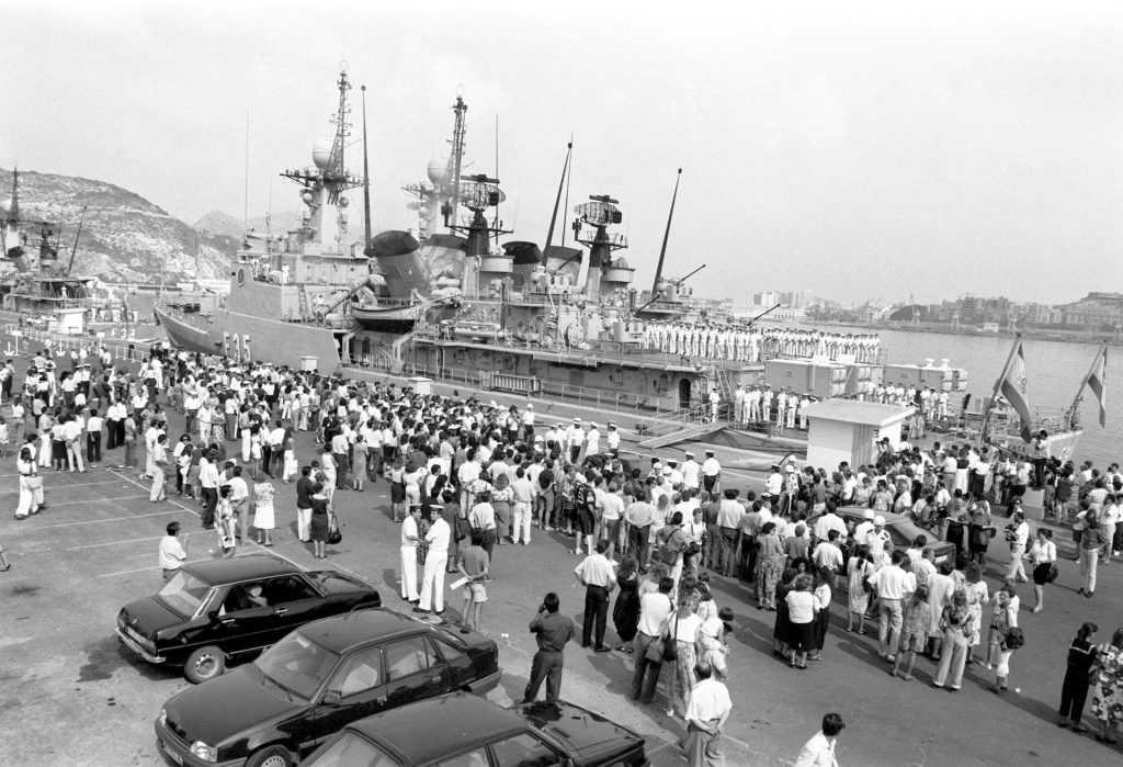 Cartagena (Murcia), 26-08-90.-Cientos de personas se han sumado esta mañana en Cartagena a la despedida de las Corbetas destinadas a aguas del Golfo Pérsico. Las Corbetas "Cazadora" y "Descubierta" han salido del muelle de Cartagena entre aplausos del personal congregado en el muelle y exteriores a sus instalaciones.EFE/F.Torres y Saga/RSG