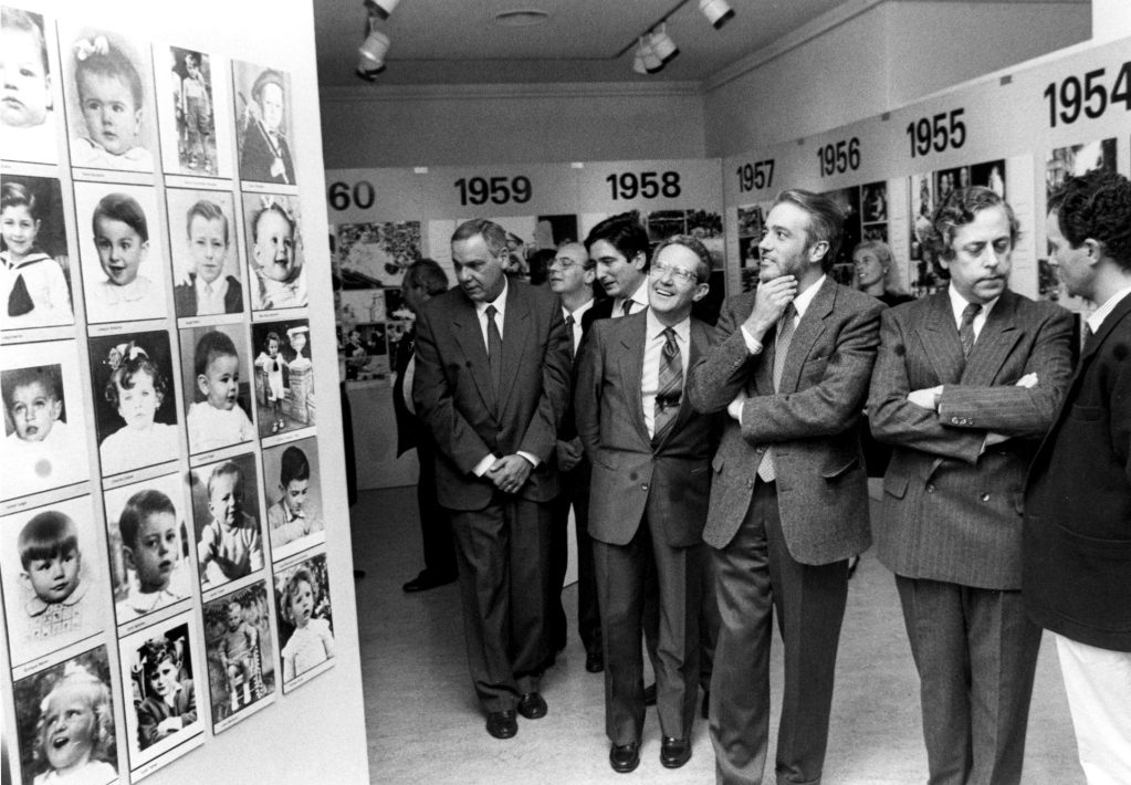 Oviedo, 16-10-1989.- El presidente del Principado, Pedro de Silva (3ºdcha), y el director de Información de la Agencia EFE, Miguel Ángel Aguilar (2º dcha), acompañado del Presidente de la Junta General del Principado, Antonio Landeta (4º dcha), el delegado del Gobierno, Manuel Ponga (1º izda), durante la inauguración de la exposición fotográfica "Efemérides, 50 años en la vida de España". EFE/JOSÉ LUIS CEREIJIDO/jgb