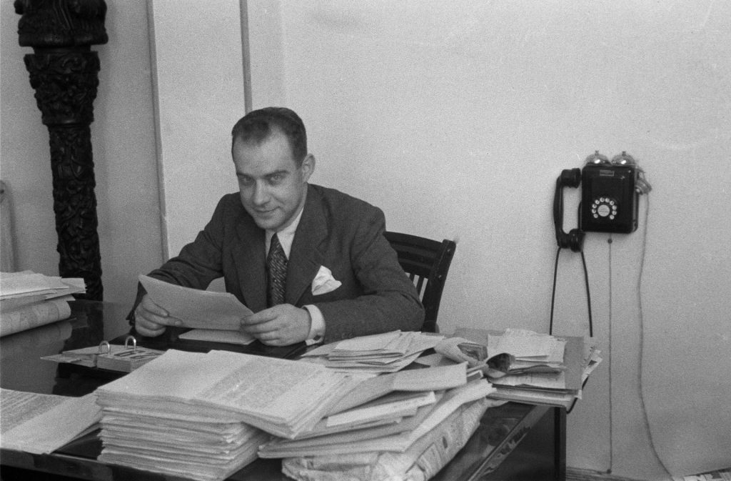 Madrid, 18-06-1940.- El periodista Pedro Gómez Aparicio, subdirector de la Agencia Efe y redactor jefe de la revista de política internacional "Mundo", trabaja en su despacho. Efe/Cortés/ct