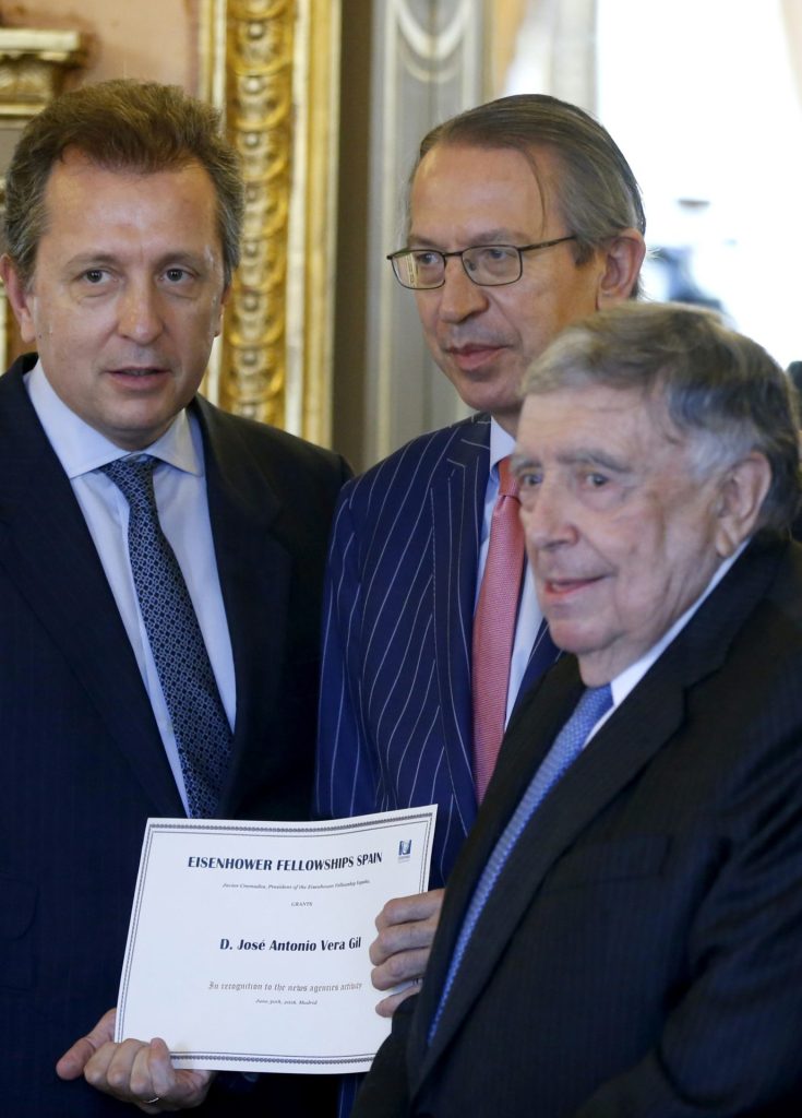 MADRID, 30/06/2016.- El presidente de la Asociación Española Eisenhower Fellows, Javier Cremades (i), junto al periodista Luis María Ansón (d), tras entregar al presidente de la Agencia Efe, José Antonio Vera (c), el premio de la Fundación Eisenhower en España en reconocimiento de su compromiso con la defensa y promoción de la libertad de expresión y de prensa, hoy en un acto celebrado en la Casa América, en Madrid. EFE/Chema Moya