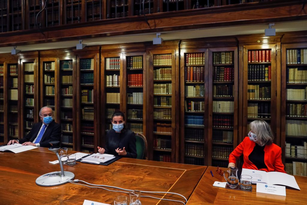 Madrid, 04/12/2020.- La reina Letizia (C), acompañada la presidenta de la Agencia Efe, Gabriela Cañas (d), y el presidente de la Real Academia Española, Santiago Muñoz Machado, preside la reunión de trabajo de la Fundación del Español Urgente FundéuRAE, celebrada este viernes en la Real Academia Española, en Madrid. EFE/Emilio Naranjo